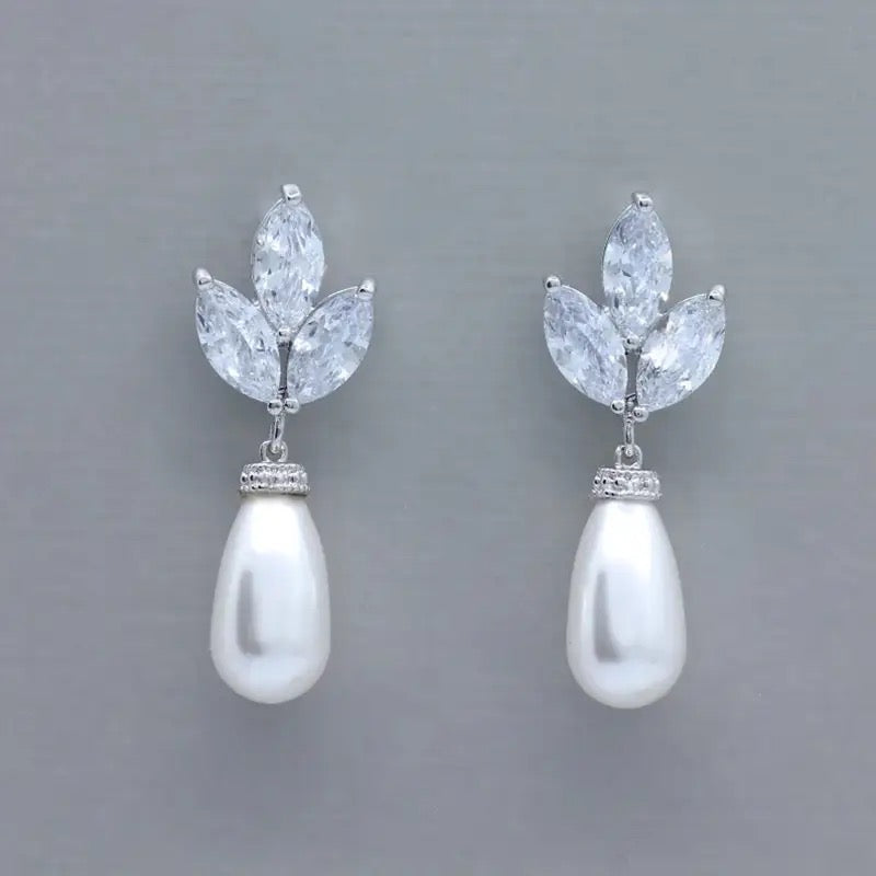 Simple Temperament Zircon Clover Earrings