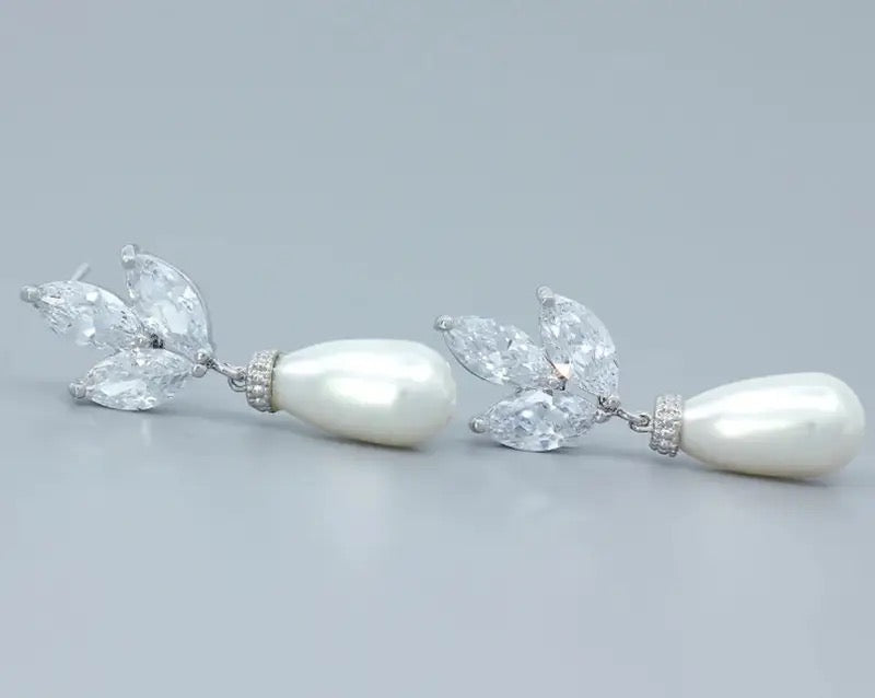 Simple Temperament Zircon Clover Earrings