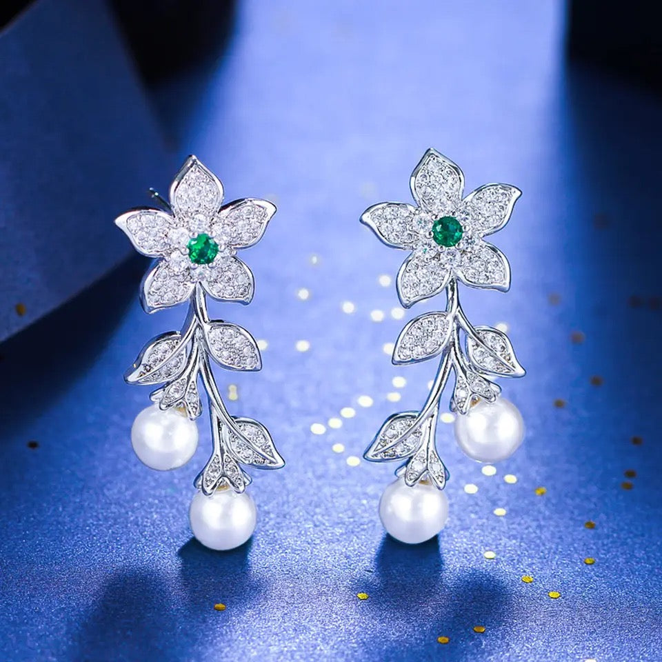 Flower Leaf Shape Green Cubic Zirconia Pave Long Dangle Drop Pearl Earrings 

Price BD 12

#jewellery#rings#fyp#foryou#explore#اكسبلور#bracelets#